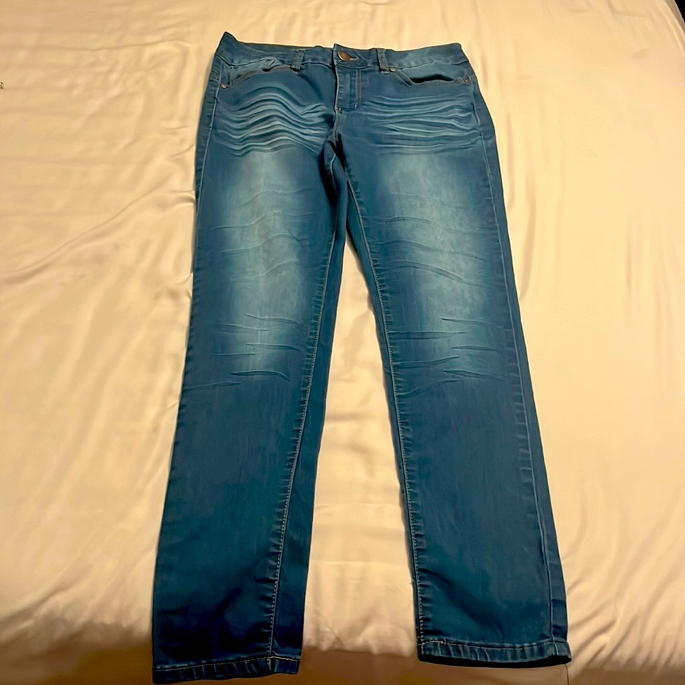 Women’s Skinny Jeans. TAG BLUE size 8. Medium Wash